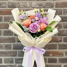 Букет цветов из:  Лизиантусы и Розы в Петровское Щелковского района