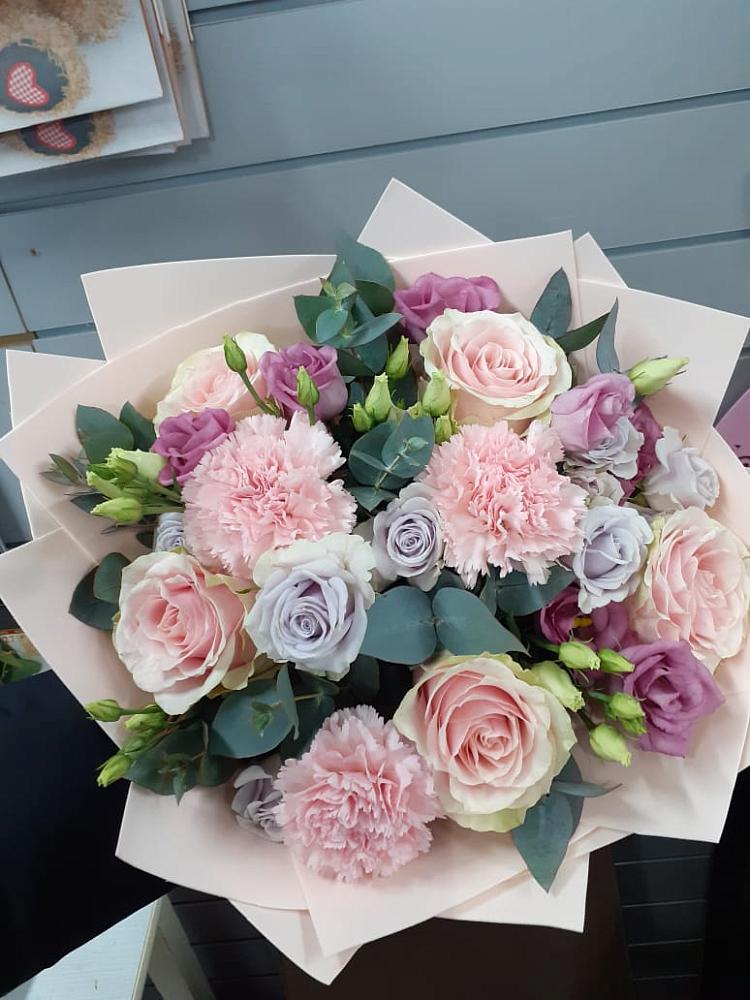 Букет цветов из: Розы, Гвоздики и Лизиантусы в Петровское Щелковского района